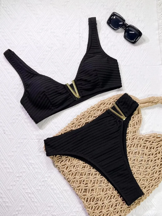 Bikini negro tiro alto con detalle dorado